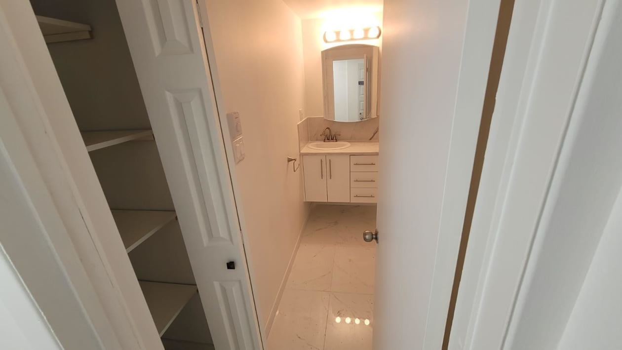 Salle de bains — 6301 Av. Coolbrook, Montréal, H3X 3Z5, Montréal