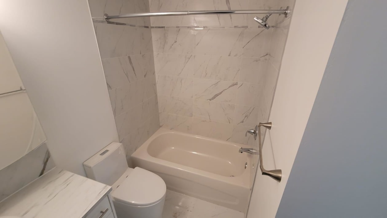 Salle de bains — 6301 Av. Coolbrook, Montréal, H3X 3Z5, Montréal