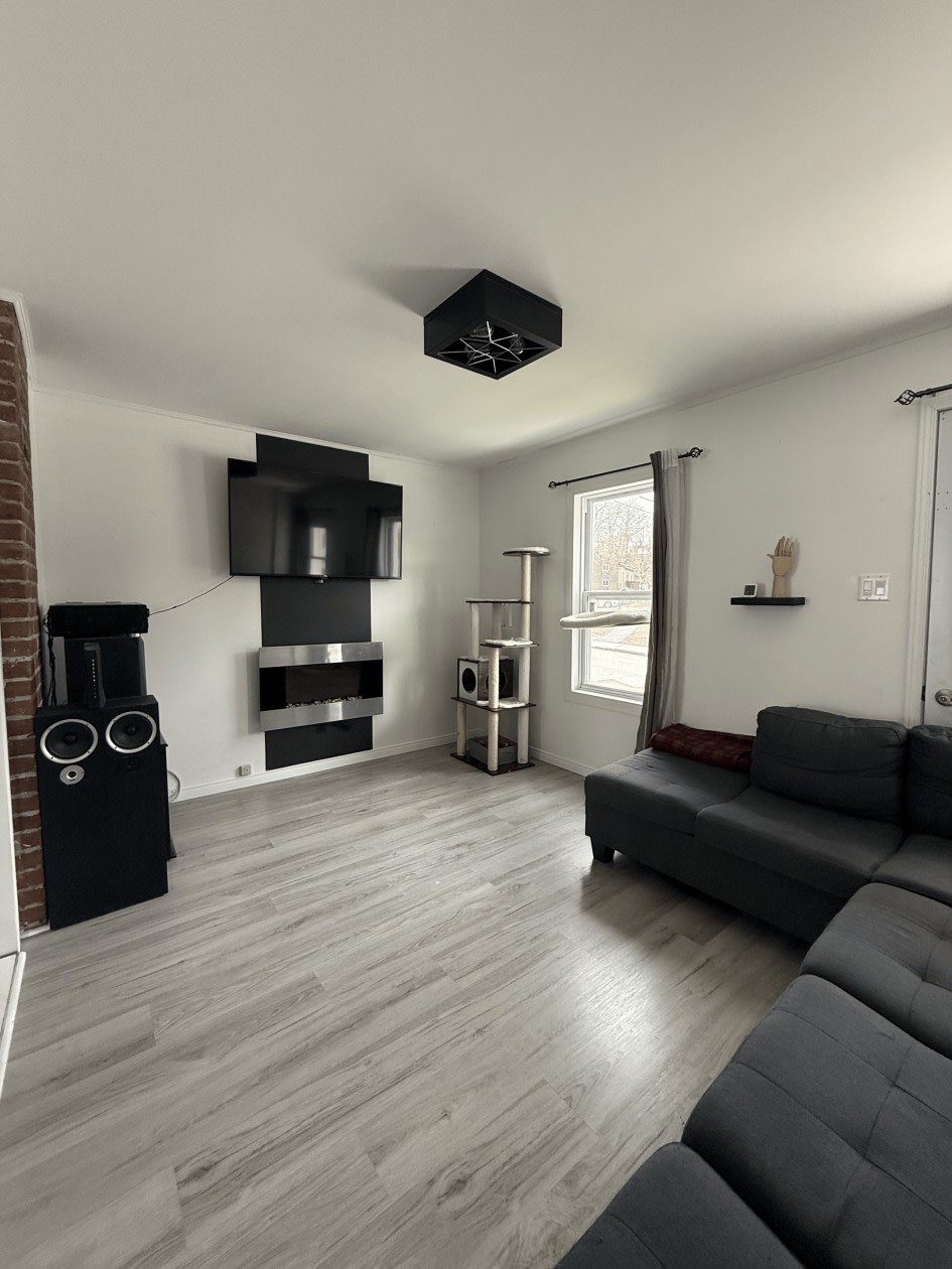 Salon — 27 Rue Brown, Windsor, J1S 2K7, Windsor
