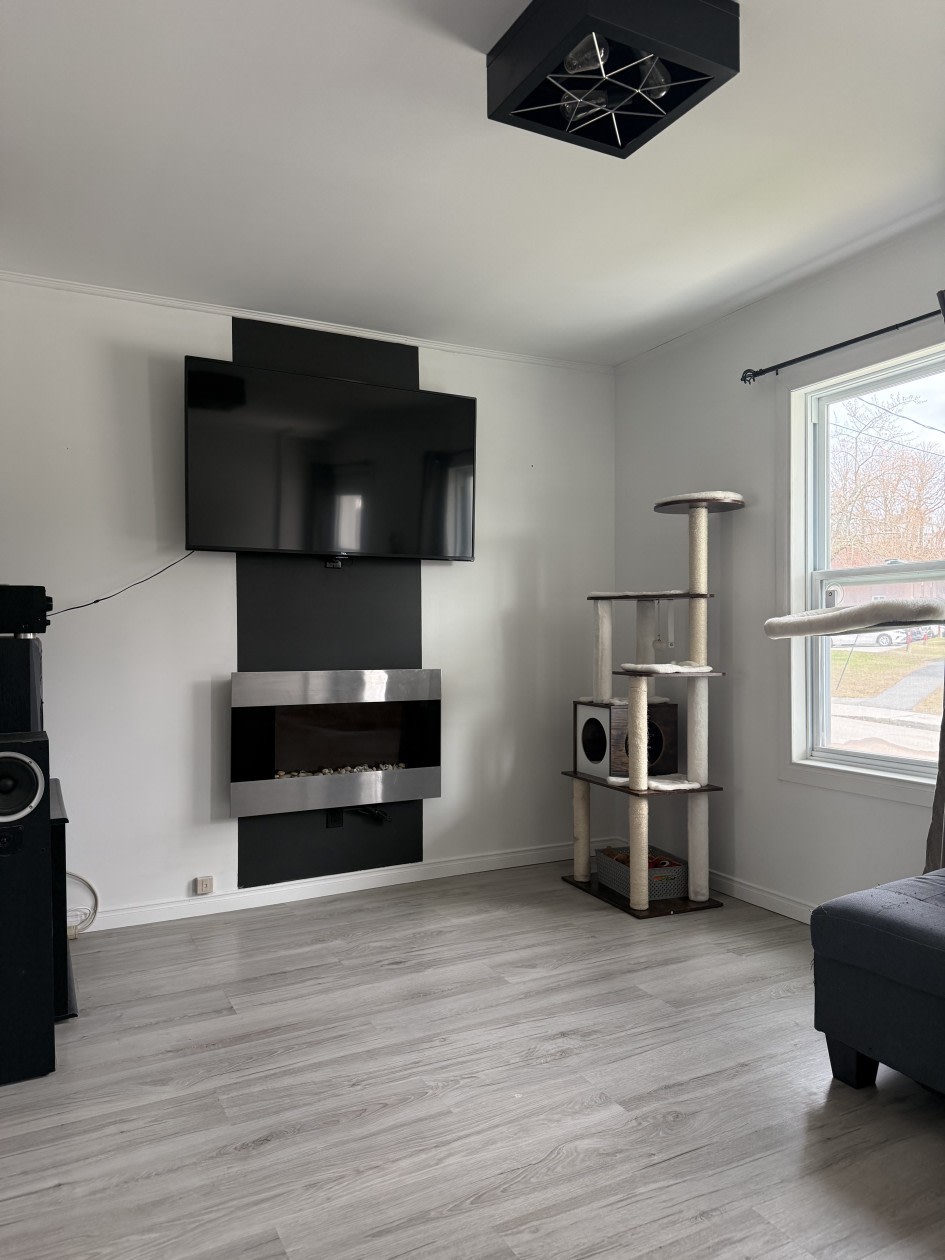 Salon — 27 Rue Brown, Windsor, J1S 2K7, Windsor