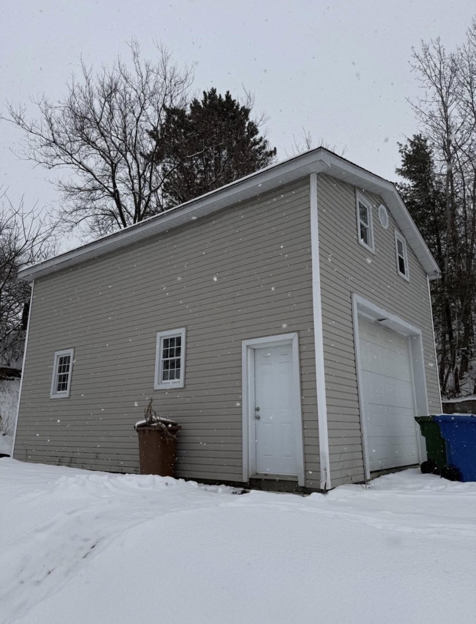 Garage — 27 Rue Brown, Windsor, J1S 2K7, Windsor