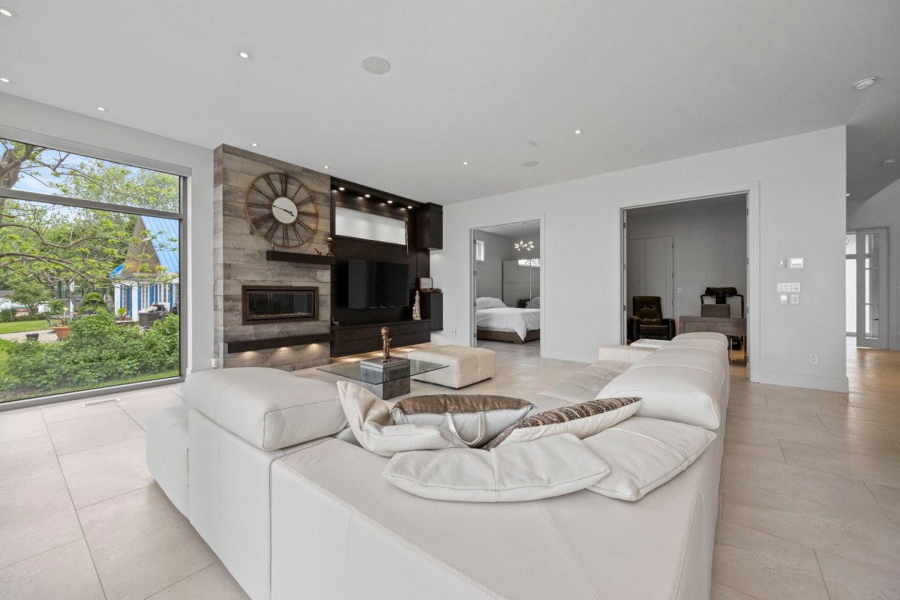 Salon — 210, Ch. de la Rive-Boisée, Saint-Ignace-de-Loyola, J0K2P0, Saint-Ignace-de-Loyola