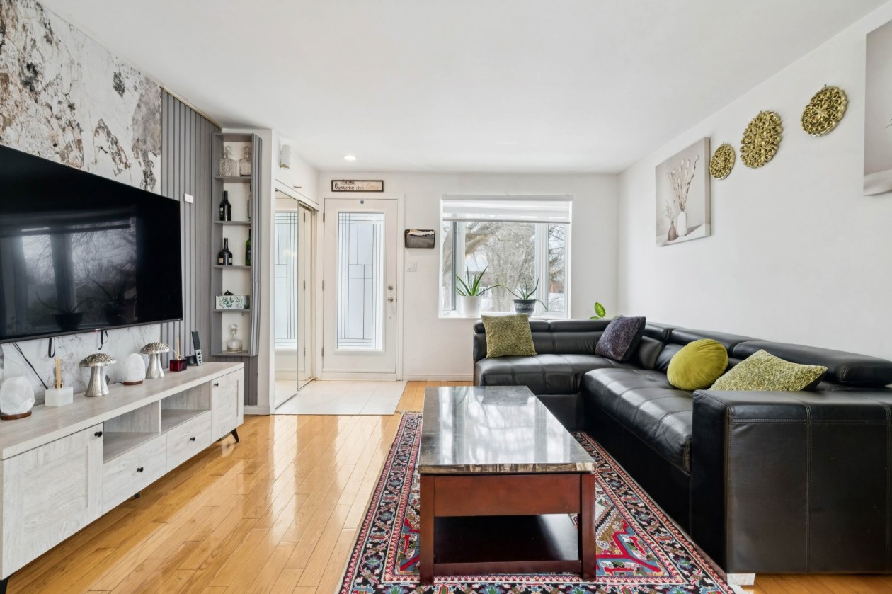 Salon — 12Z, Rue Marchand, Saint-Constant, J5A1B3, Saint-Constant