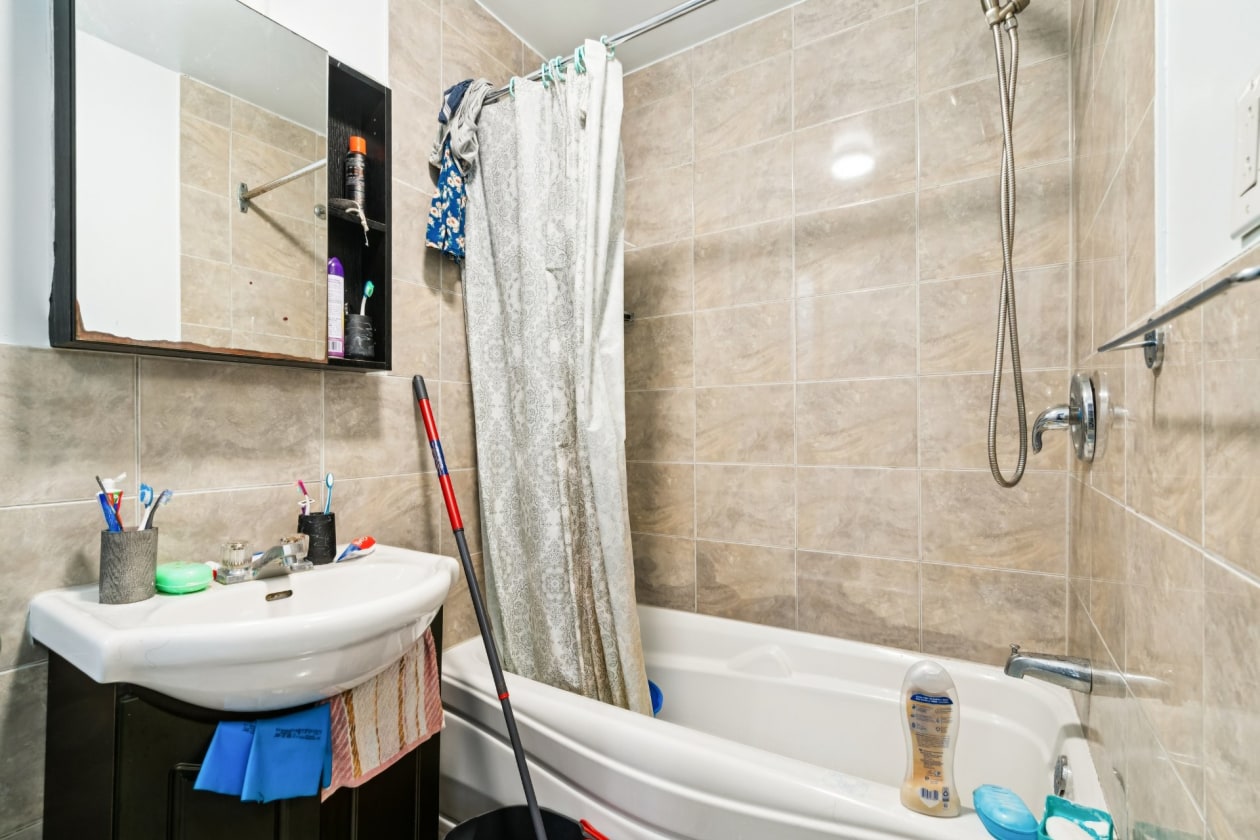 Salle de bains — 6990 - 6992, Av. Bloomfield, Montréal (Villeray/Saint-Michel/Parc-Extension), H3N2G8, Montréal (Villeray/Saint-Michel/Parc-Extension)