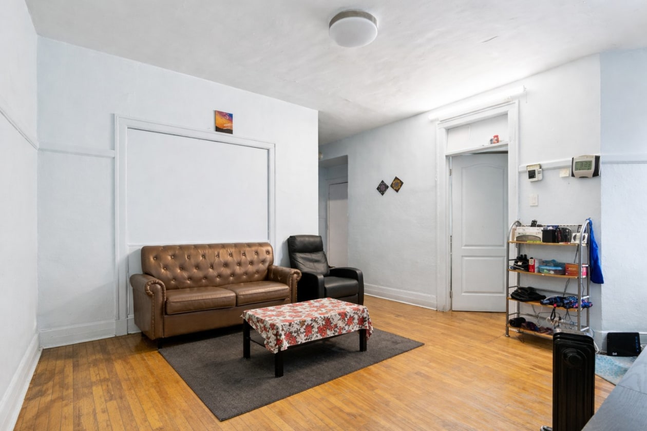 Salon — 6990 - 6992, Av. Bloomfield, Montréal (Villeray/Saint-Michel/Parc-Extension), H3N2G8, Montréal (Villeray/Saint-Michel/Parc-Extension)