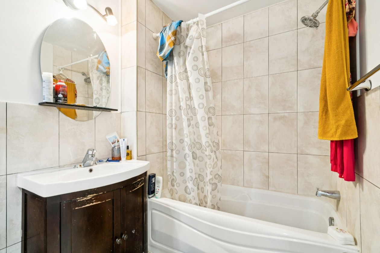 Salle de bains — 6990 - 6992, Av. Bloomfield, Montréal (Villeray/Saint-Michel/Parc-Extension), H3N2G8, Montréal (Villeray/Saint-Michel/Parc-Extension)