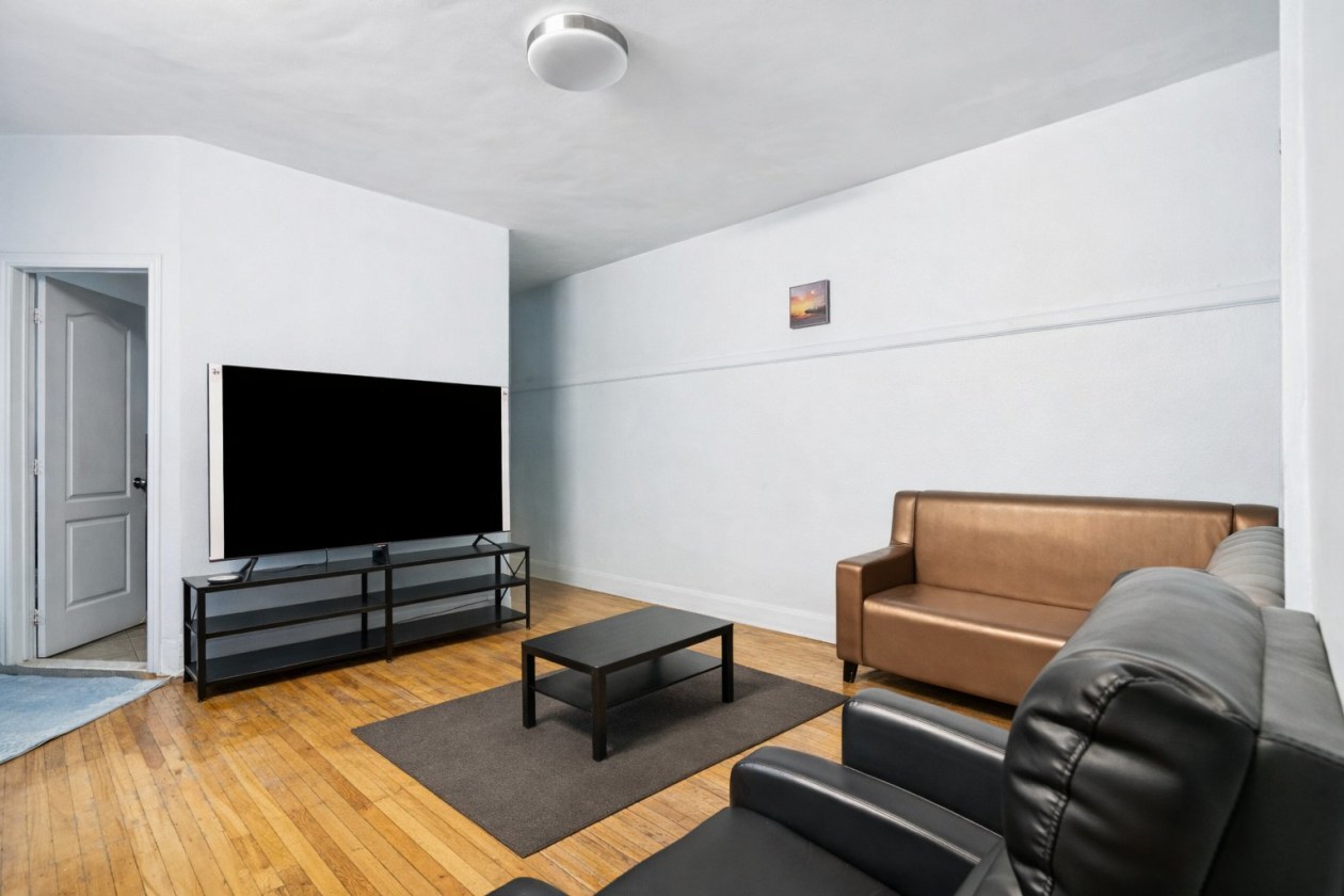 Salon — 6990 - 6992, Av. Bloomfield, Montréal (Villeray/Saint-Michel/Parc-Extension), H3N2G8, Montréal (Villeray/Saint-Michel/Parc-Extension)
