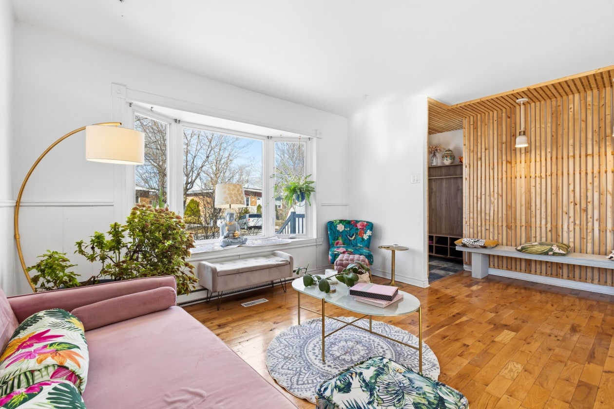Salon — 261, Rue Albert, Châteauguay, J6K2K5, Châteauguay