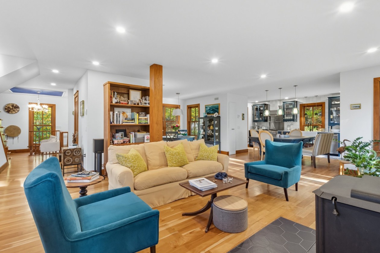 Salon — 1325, Rue Moreau, Prévost, J0R1T0, Prévost