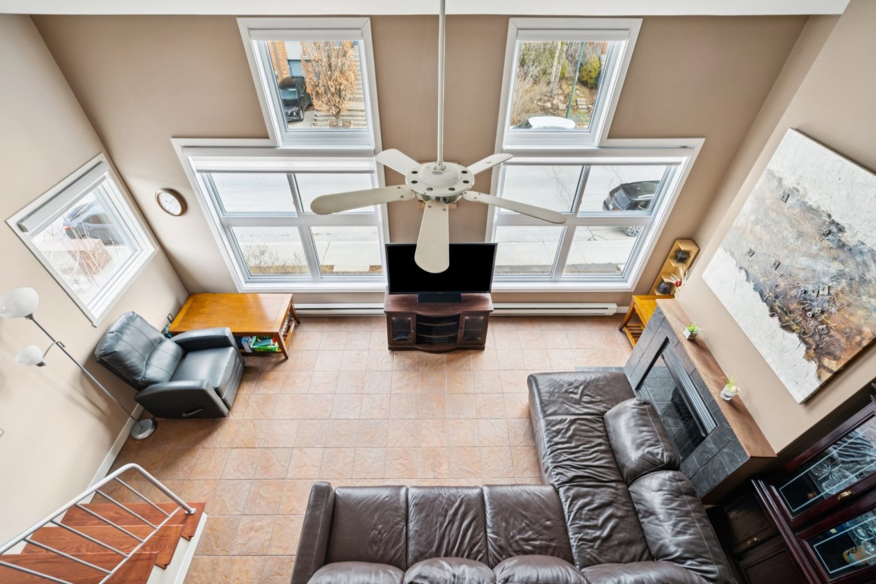 Salon — 3379, Rue J.-A.-Descarries, Montréal (Lachine), H8T3N1, Montréal (Lachine)