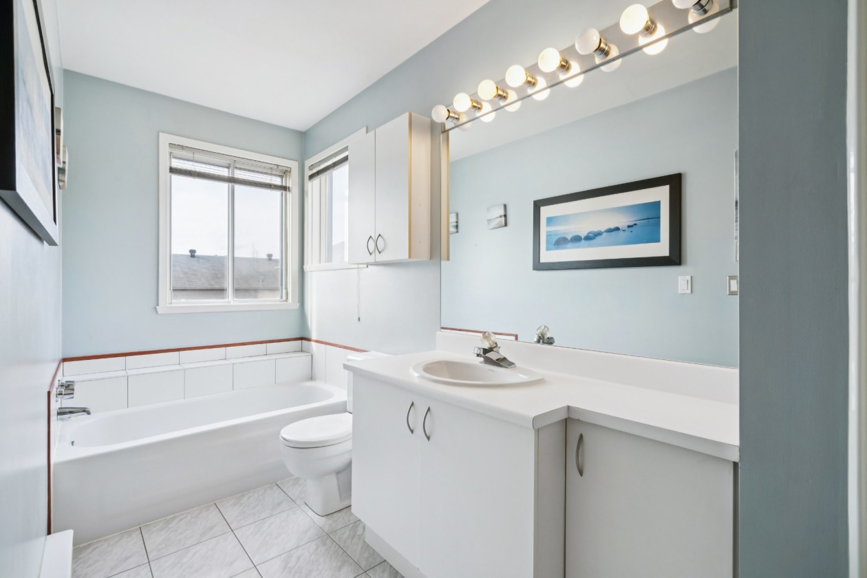 Salle de bains — 3379, Rue J.-A.-Descarries, Montréal (Lachine), H8T3N1, Montréal (Lachine)
