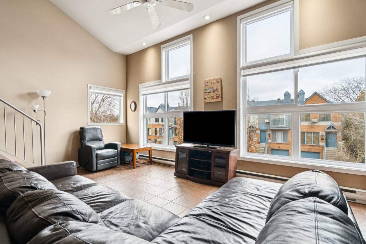 Salon — 3379, Rue J.-A.-Descarries, Montréal (Lachine), H8T3N1, Montréal (Lachine)