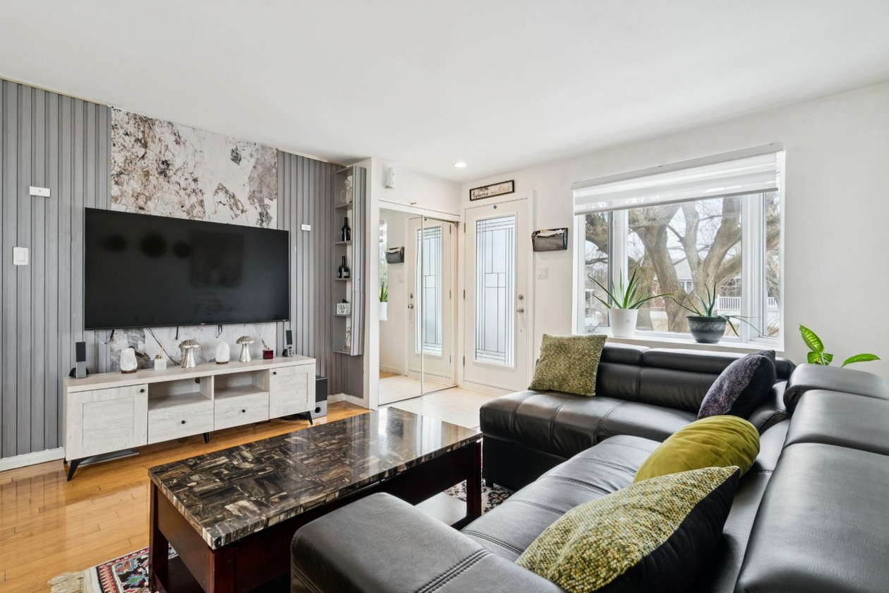 Salon — 12, Rue Marchand, Saint-Constant, J5A1B3, Saint-Constant