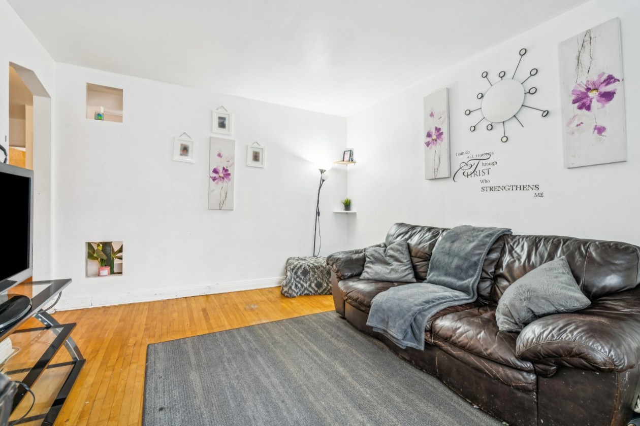 Salon — 10927 - 10931, Av. de Rome, Montréal (Montréal-Nord), H1H4P3, Montréal (Montréal-Nord)