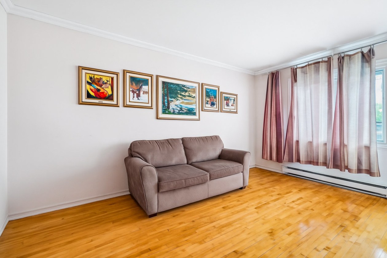 Salon — 10927 - 10931, Av. de Rome, Montréal (Montréal-Nord), H1H4P3, Montréal (Montréal-Nord)