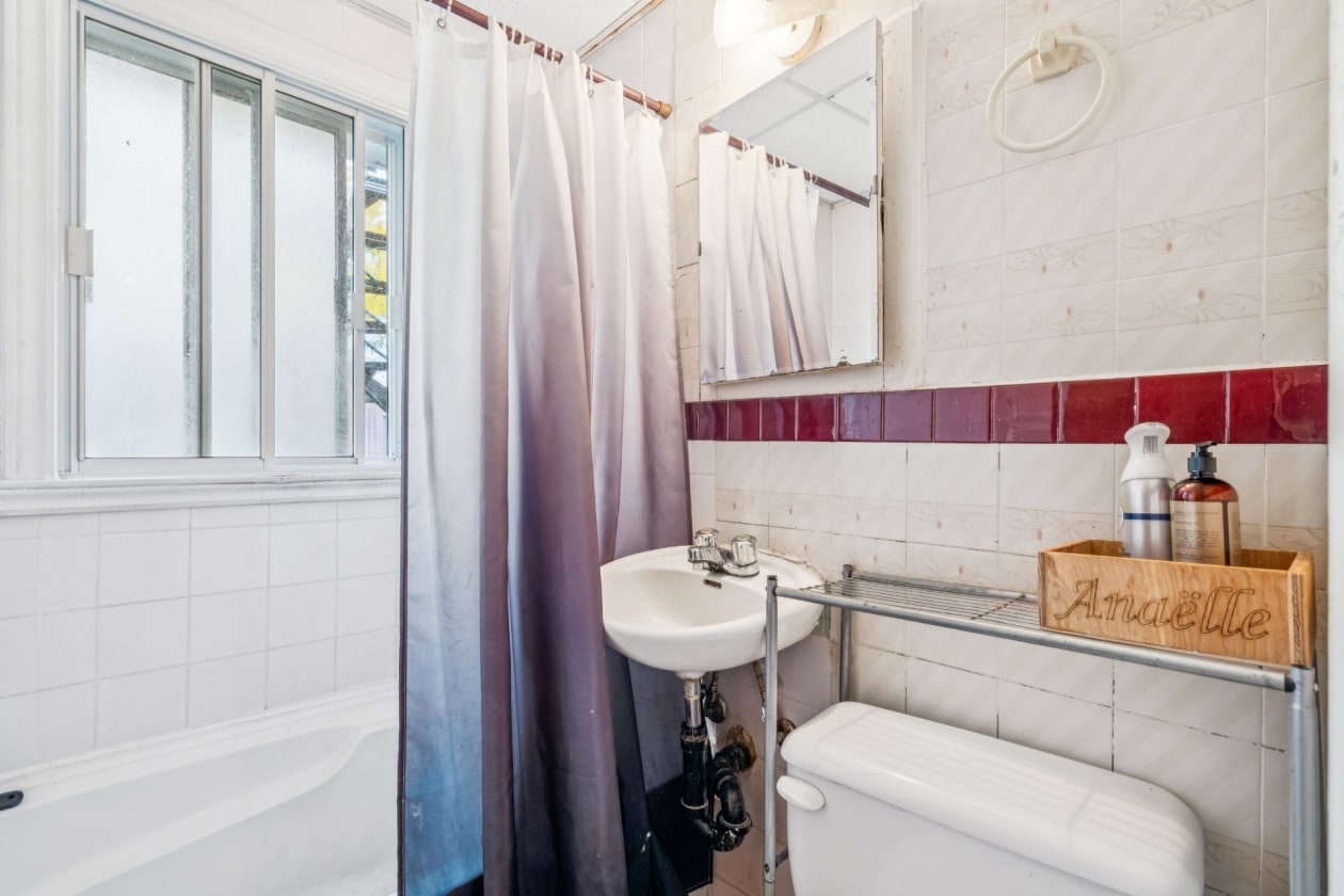 Salle de bains — 10927 - 10931, Av. de Rome, Montréal (Montréal-Nord), H1H4P3, Montréal (Montréal-Nord)