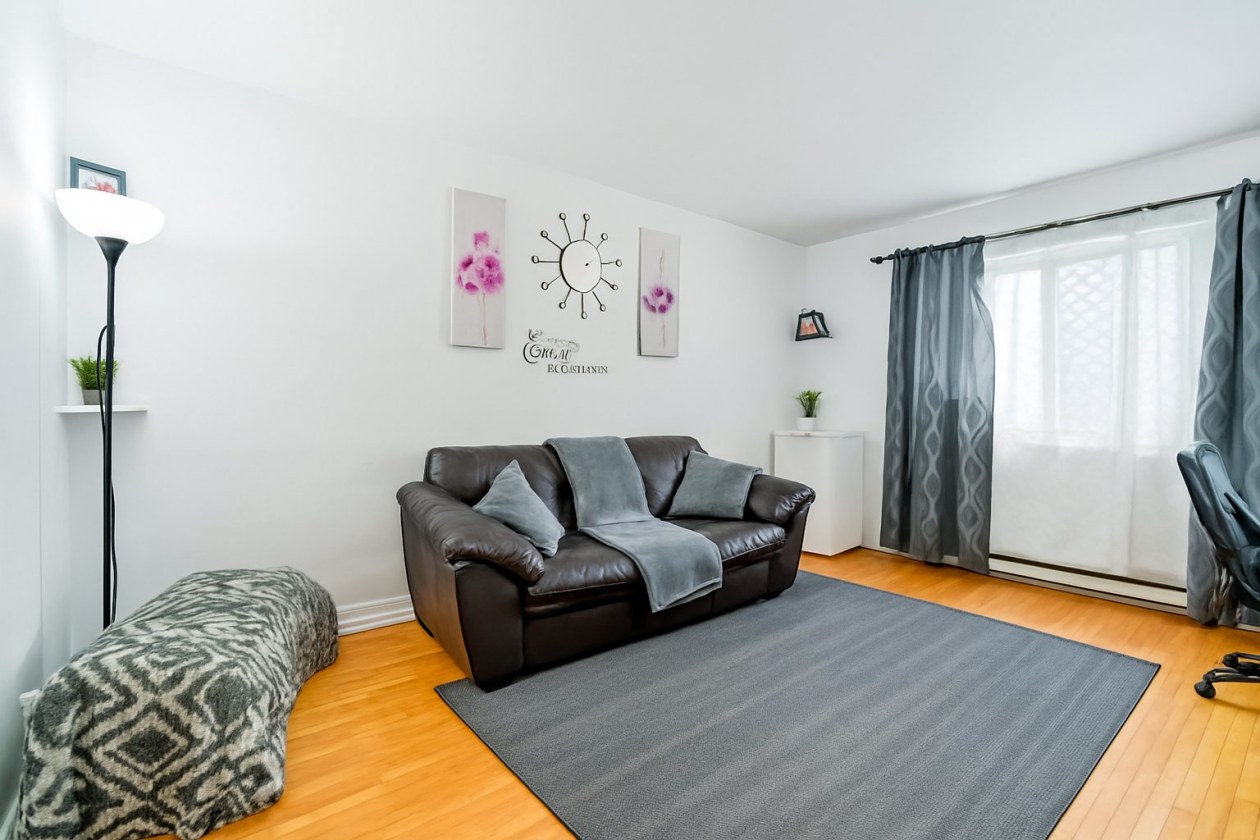 Salon — 10927 - 10931, Av. de Rome, Montréal (Montréal-Nord), H1H4P3, Montréal (Montréal-Nord)