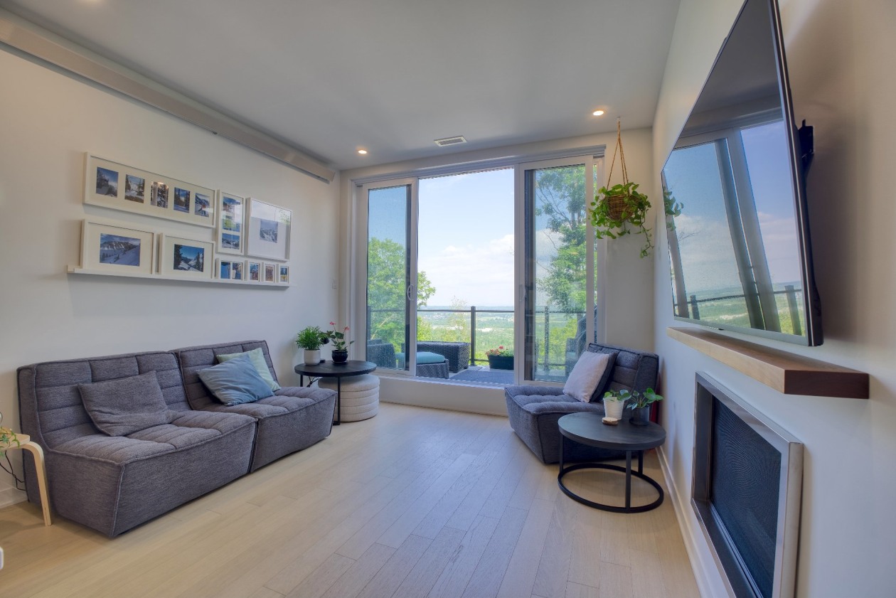 Salon — 281, Ch. des Diligences, 102, Bromont, J2L0R2, Bromont