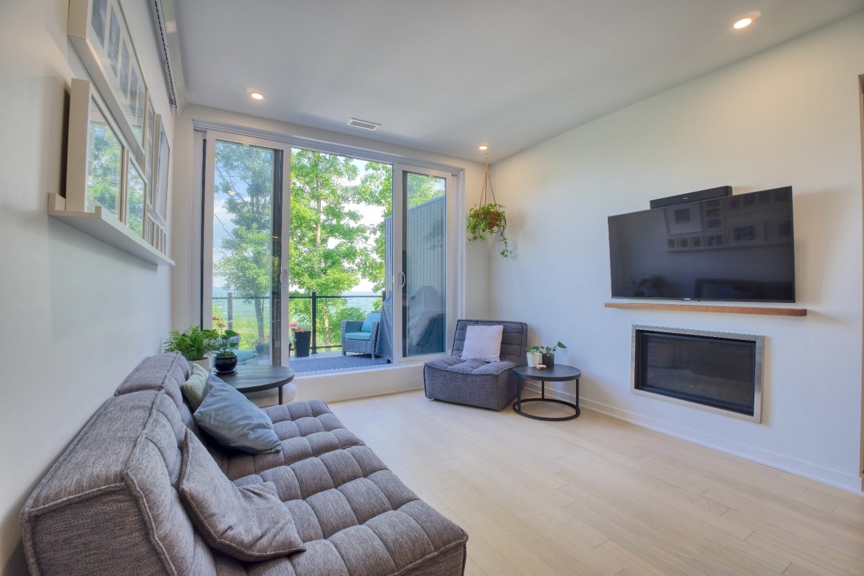 Salon — 281, Ch. des Diligences, 102, Bromont, J2L0R2, Bromont