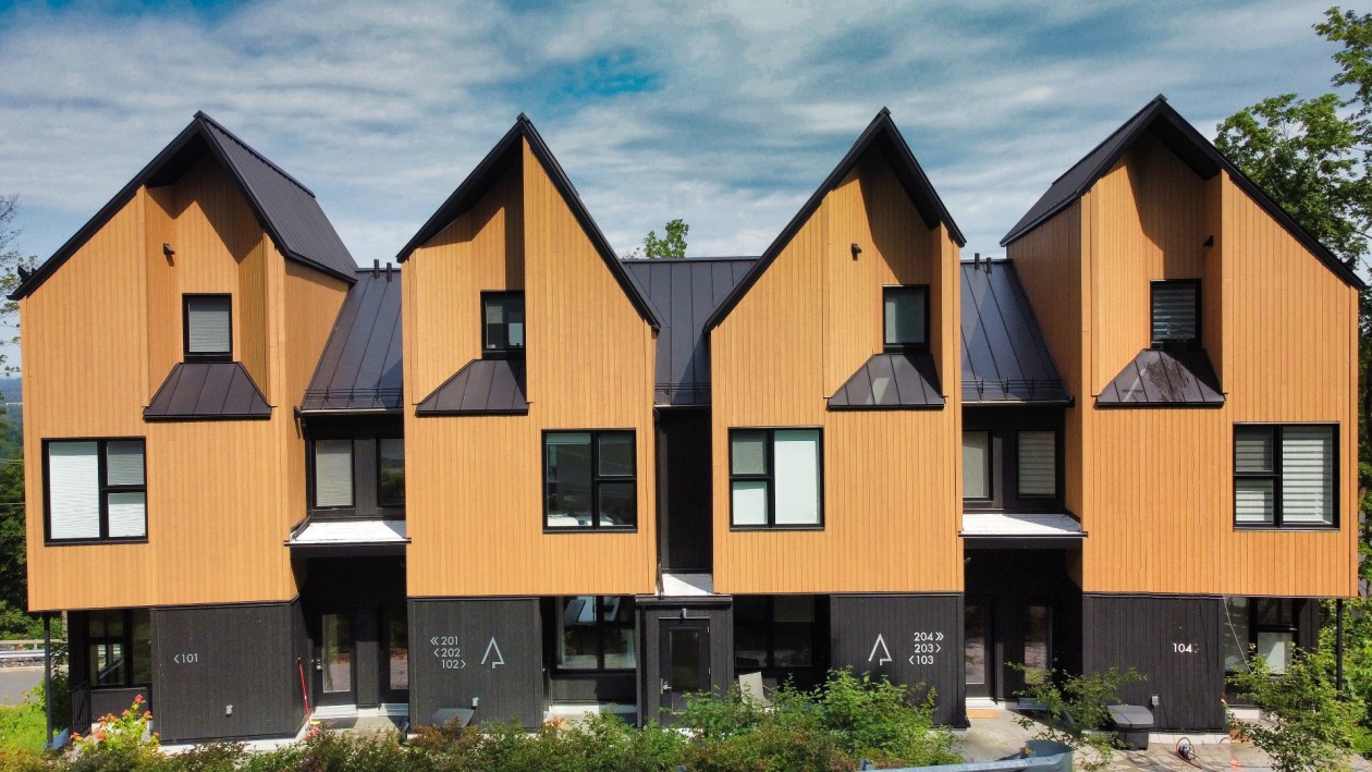Façade — 281, Ch. des Diligences, 102, Bromont, J2L0R2, Bromont