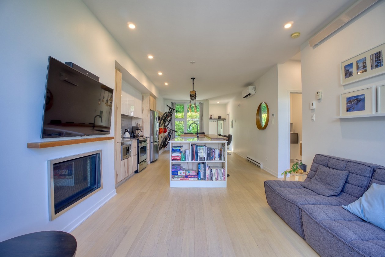 Salon — 281, Ch. des Diligences, 102, Bromont, J2L0R2, Bromont