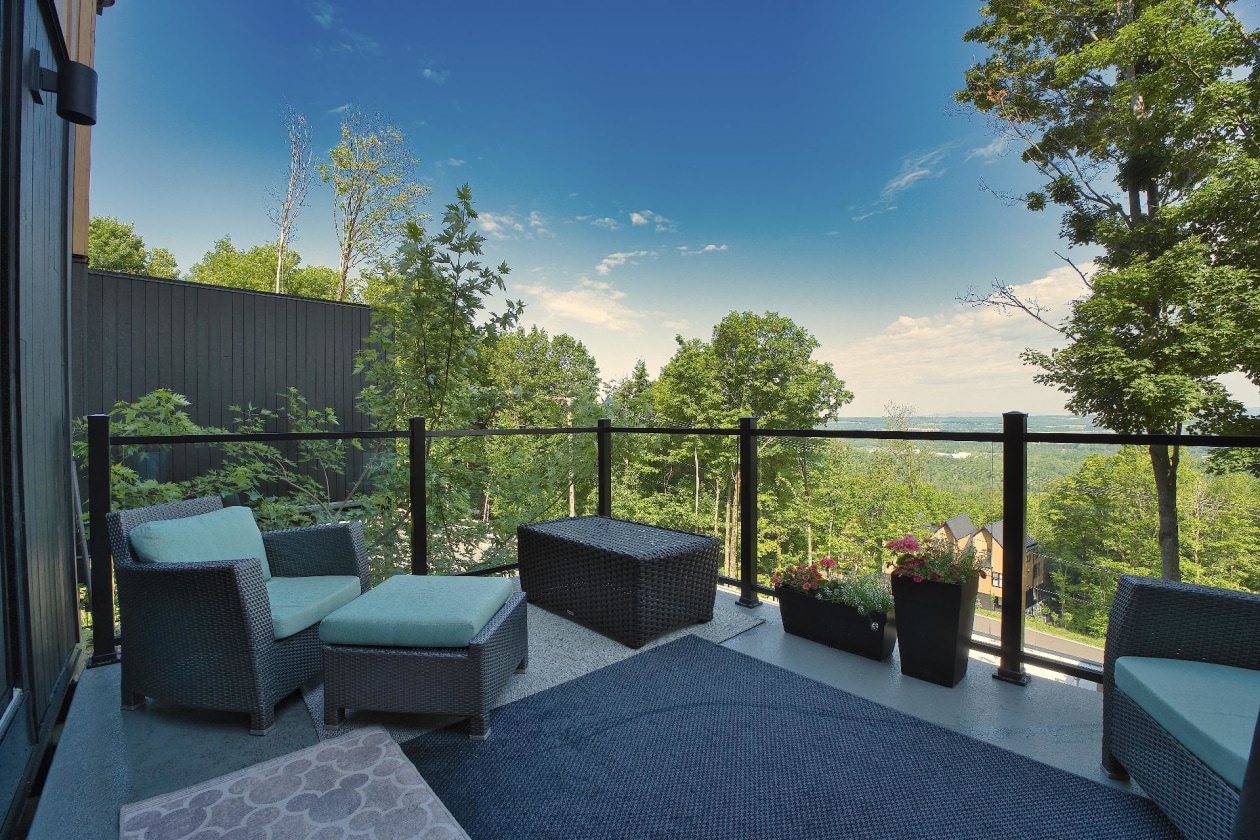 Terrasse — 281, Ch. des Diligences, 102, Bromont, J2L0R2, Bromont