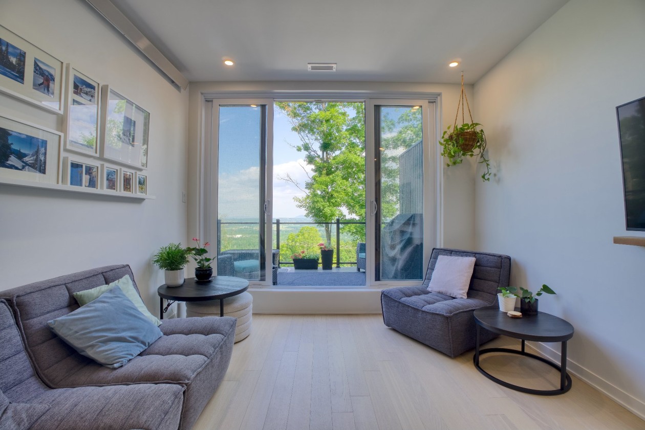 Salon — 281, Ch. des Diligences, 102, Bromont, J2L0R2, Bromont
