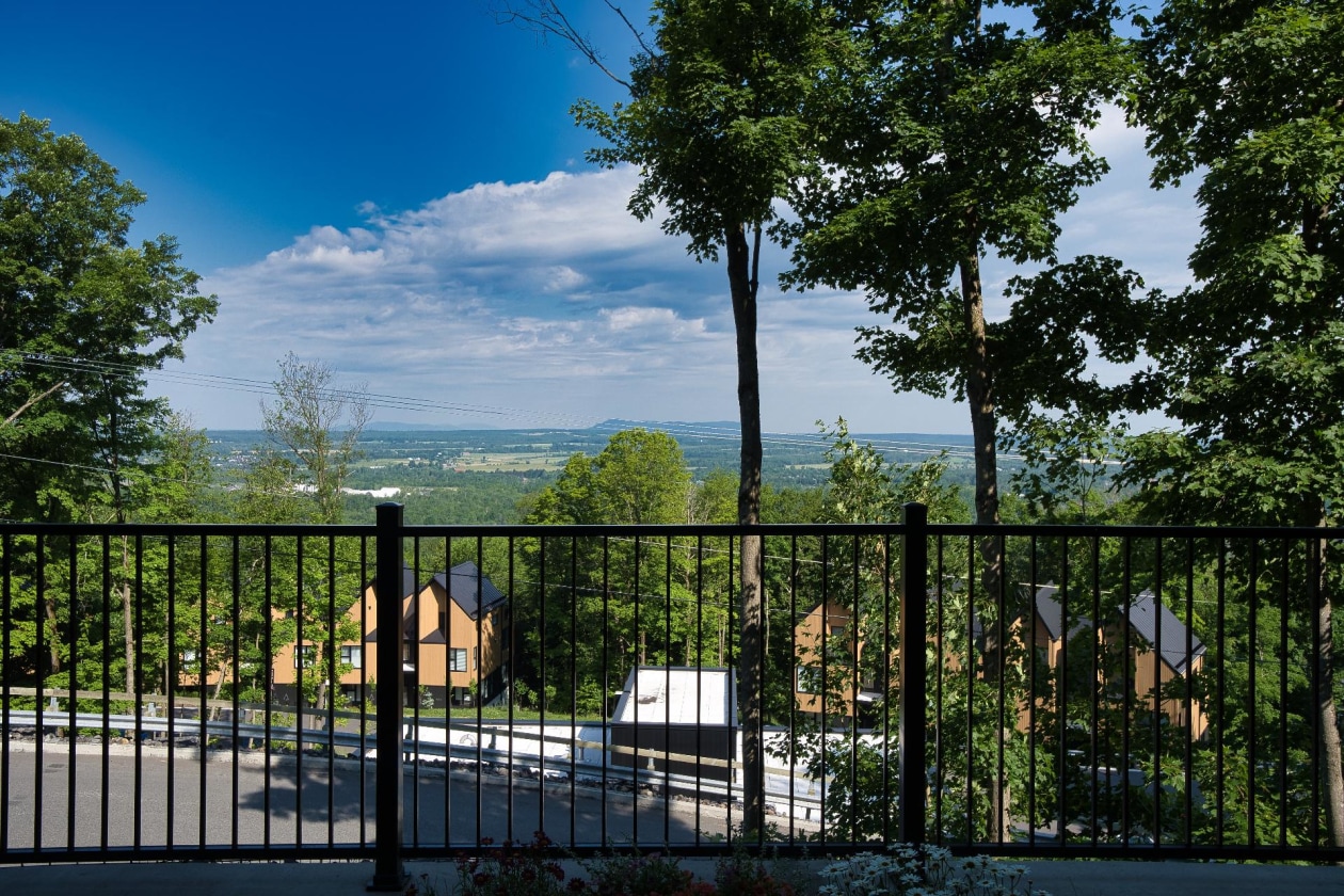 Terrasse — 281, Ch. des Diligences, 102, Bromont, J2L0R2, Bromont