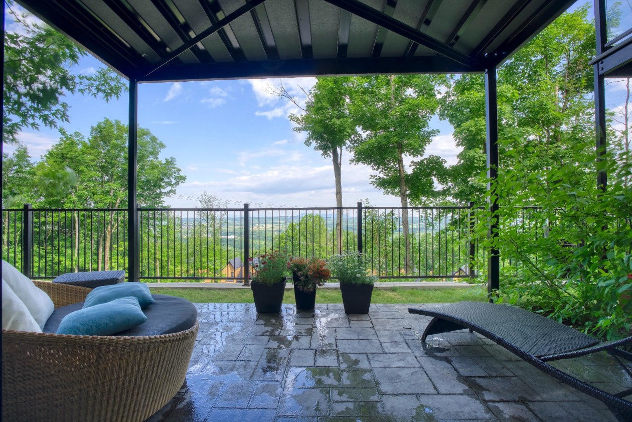 Terrasse — 281, Ch. des Diligences, 102, Bromont, J2L0R2, Bromont