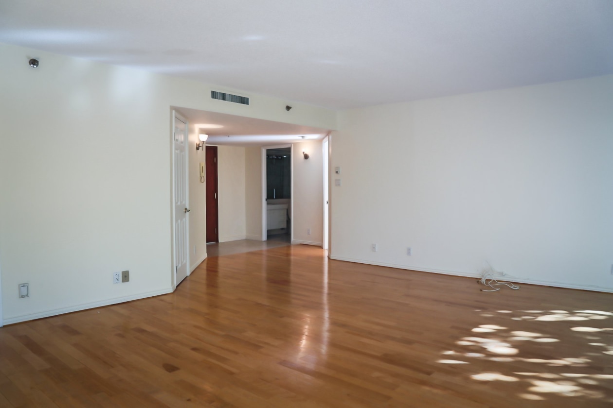 Salon — 1080, Rue St-Mathieu, 201, Montréal (Ville-Marie), H3H2S8, Montréal (Ville-Marie)