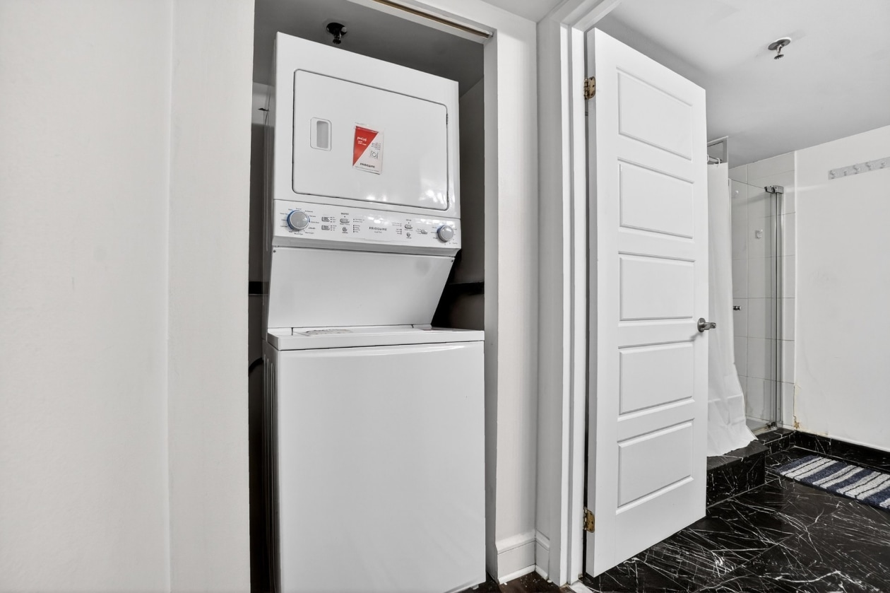 Salle de lavage — 1625, Av. Lincoln, 1805, Montréal (Ville-Marie), H3H2T5, Montréal (Ville-Marie)