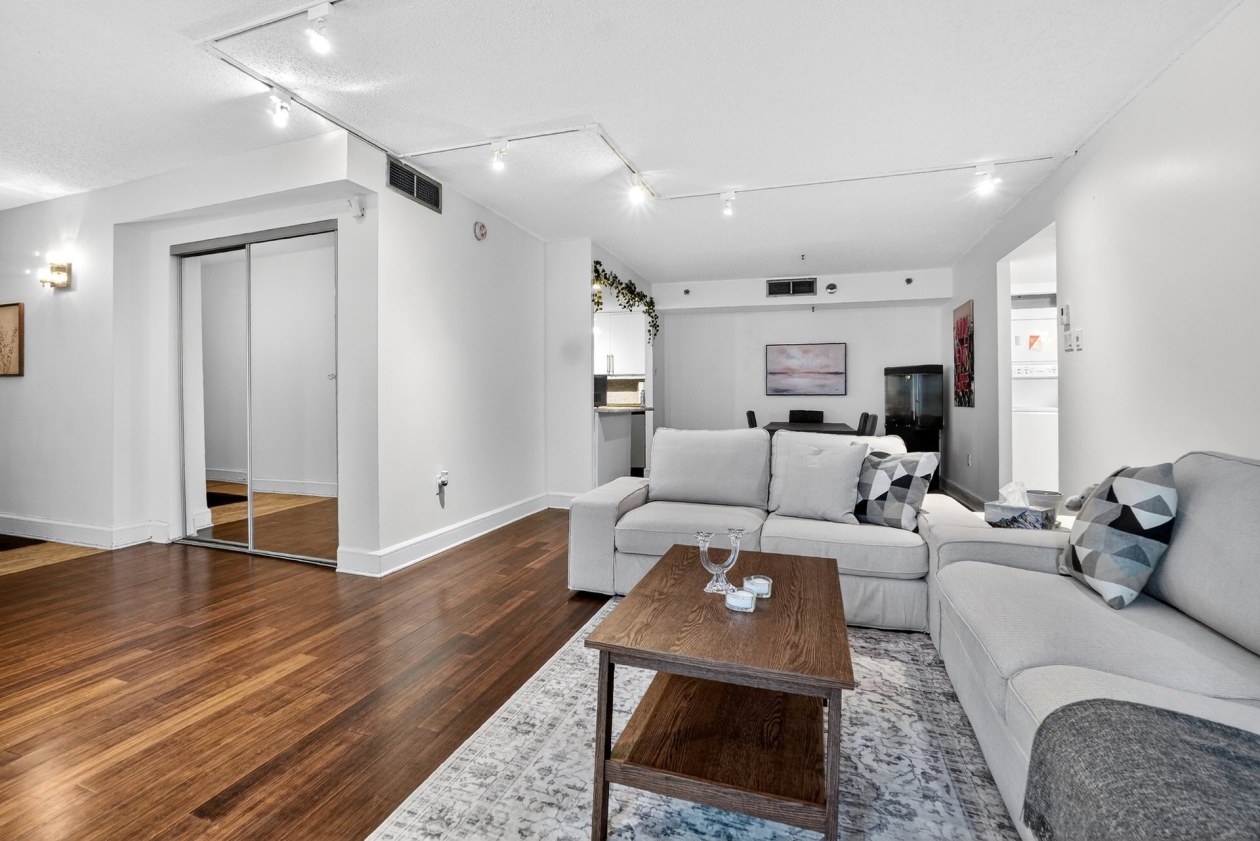 Salon — 1625, Av. Lincoln, 1805, Montréal (Ville-Marie), H3H2T5, Montréal (Ville-Marie)