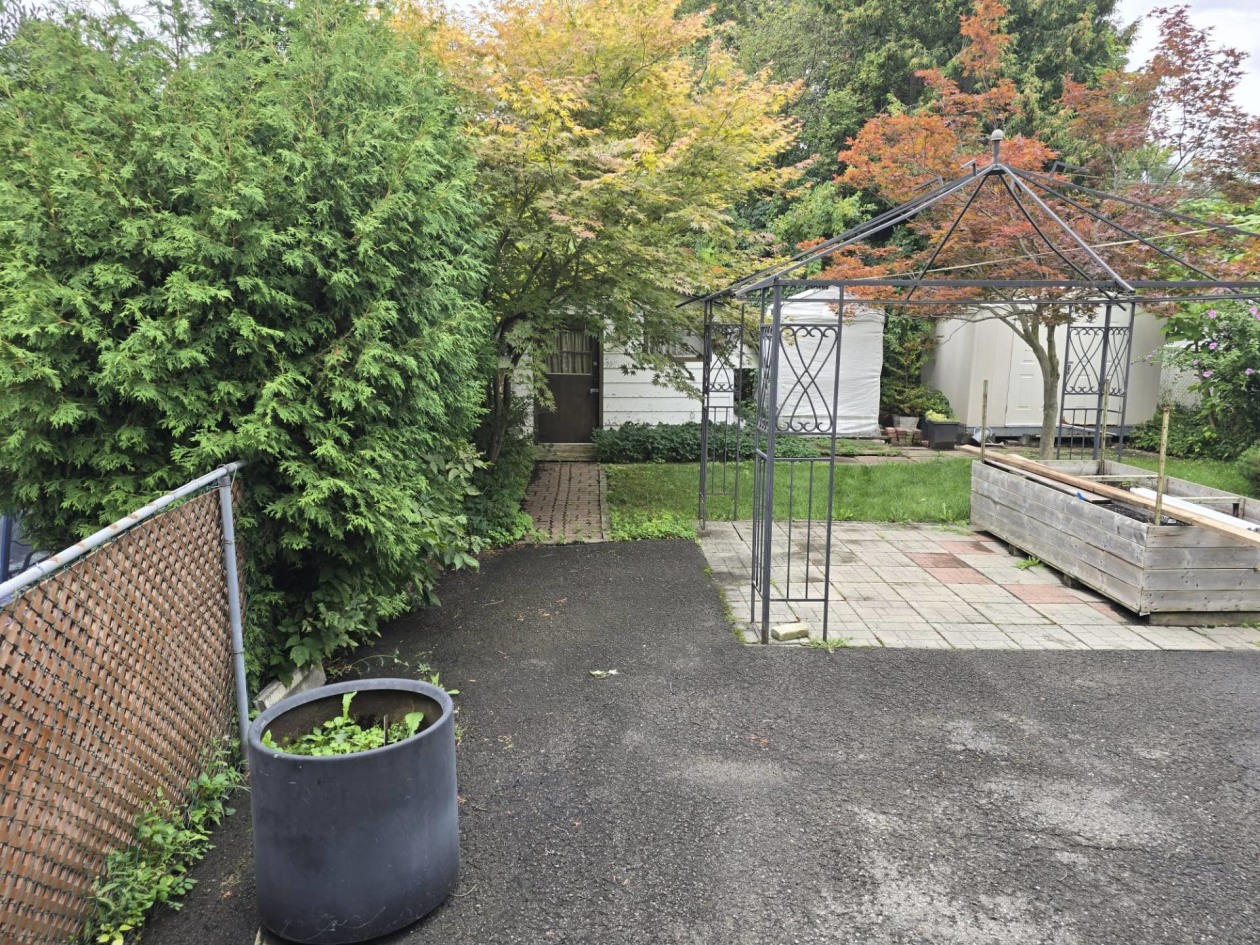 Cour — 11594, Av. Lamoureux, Montréal (Montréal-Nord), H1G5M5, Montréal (Montréal-Nord)