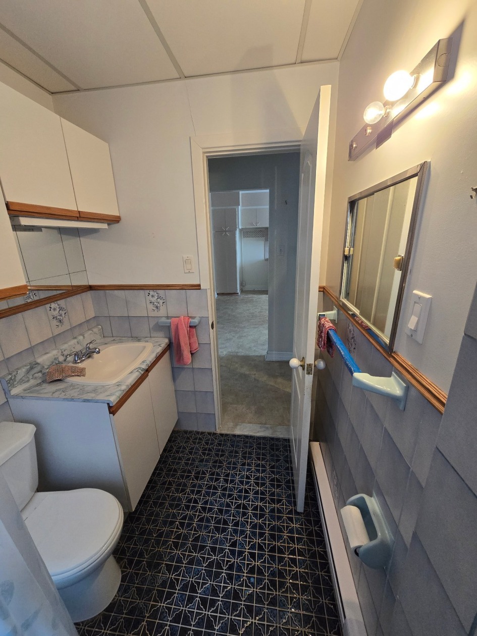 Salle de bains — 11594, Av. Lamoureux, Montréal (Montréal-Nord), H1G5M5, Montréal (Montréal-Nord)