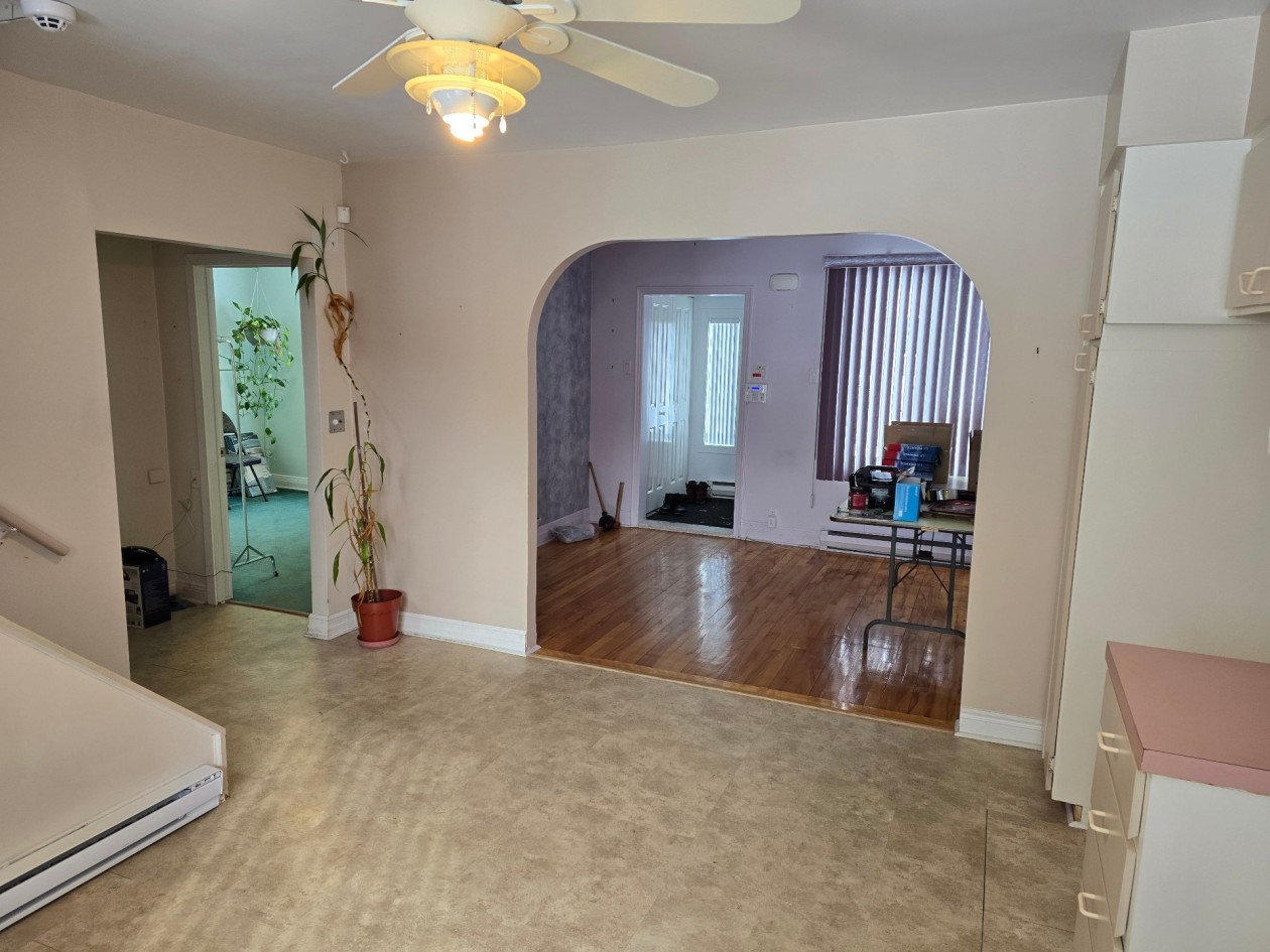 Salon — 11594, Av. Lamoureux, Montréal (Montréal-Nord), H1G5M5, Montréal (Montréal-Nord)