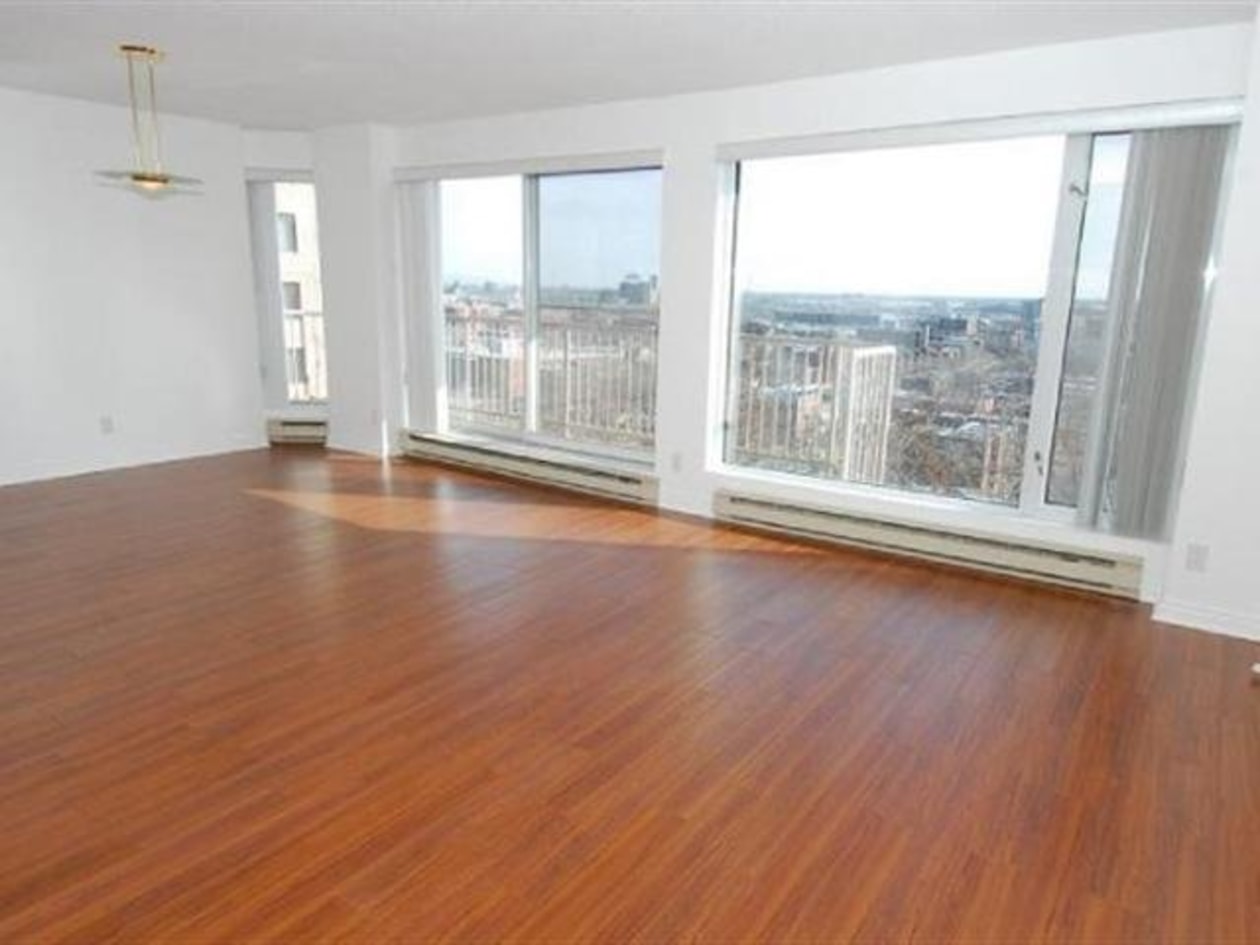 Salon — 1070, Rue St-Mathieu, 802, Montréal (Ville-Marie), H3H2S8, Montréal (Ville-Marie)