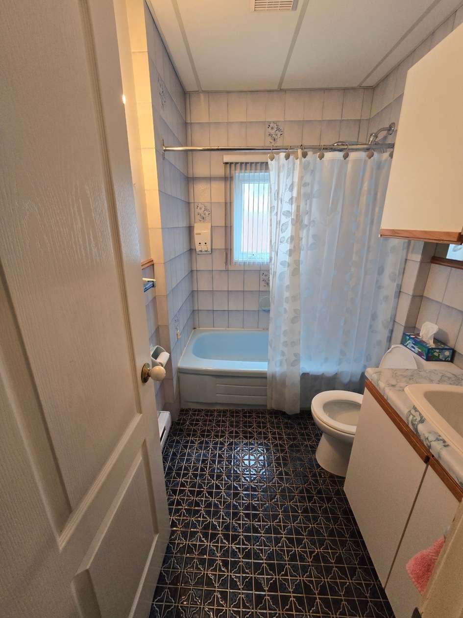 Salle de bains — 11594, Av. Lamoureux, Montréal (Montréal-Nord), H1G5M5, Montréal (Montréal-Nord)