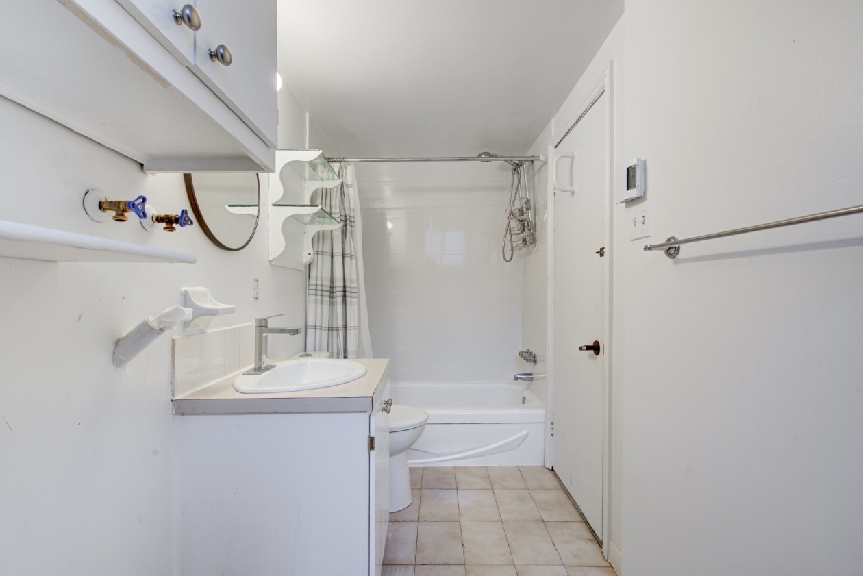 Salle de bains — 2221 - 2227, Rue Panet, Montréal (Ville-Marie), H2L3A4, Montréal (Ville-Marie)