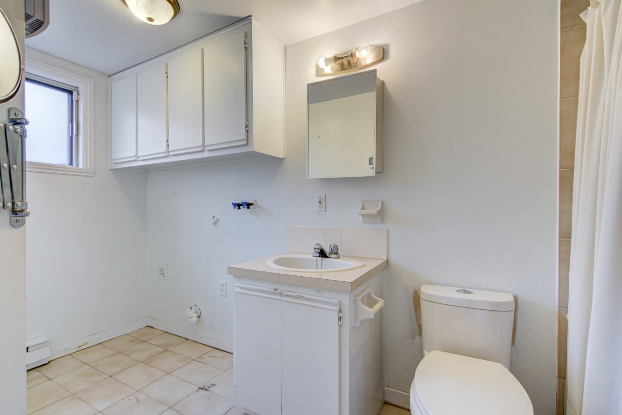 Salle de bains — 2221 - 2227, Rue Panet, Montréal (Ville-Marie), H2L3A4, Montréal (Ville-Marie)