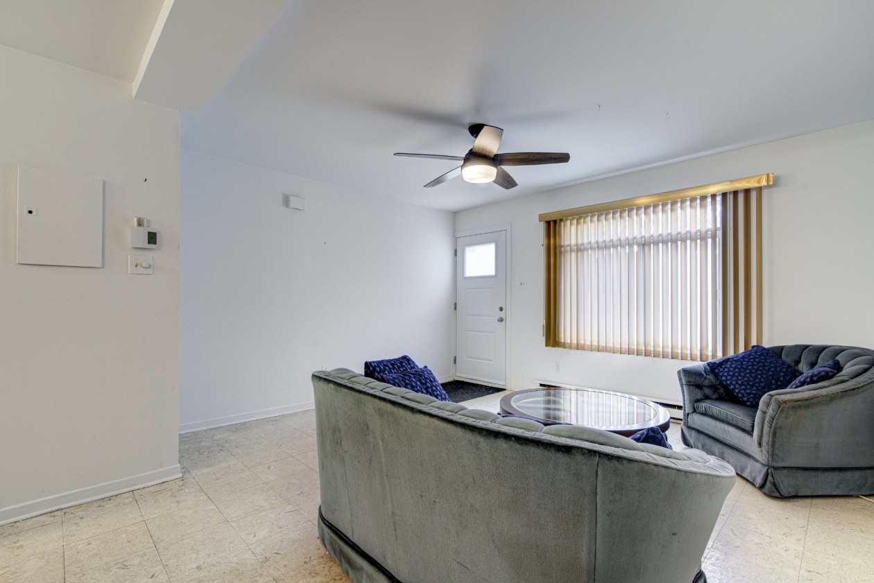 Salon — 2221 - 2227, Rue Panet, Montréal (Ville-Marie), H2L3A4, Montréal (Ville-Marie)