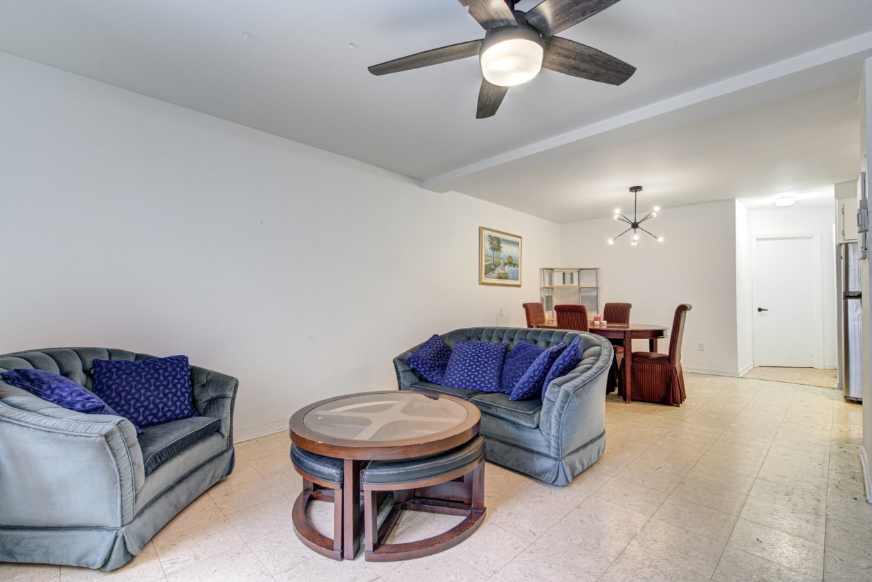 Salon — 2221 - 2227, Rue Panet, Montréal (Ville-Marie), H2L3A4, Montréal (Ville-Marie)