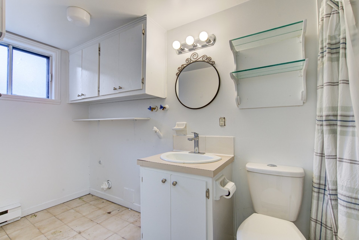 Salle de bains — 2221 - 2227, Rue Panet, Montréal (Ville-Marie), H2L3A4, Montréal (Ville-Marie)