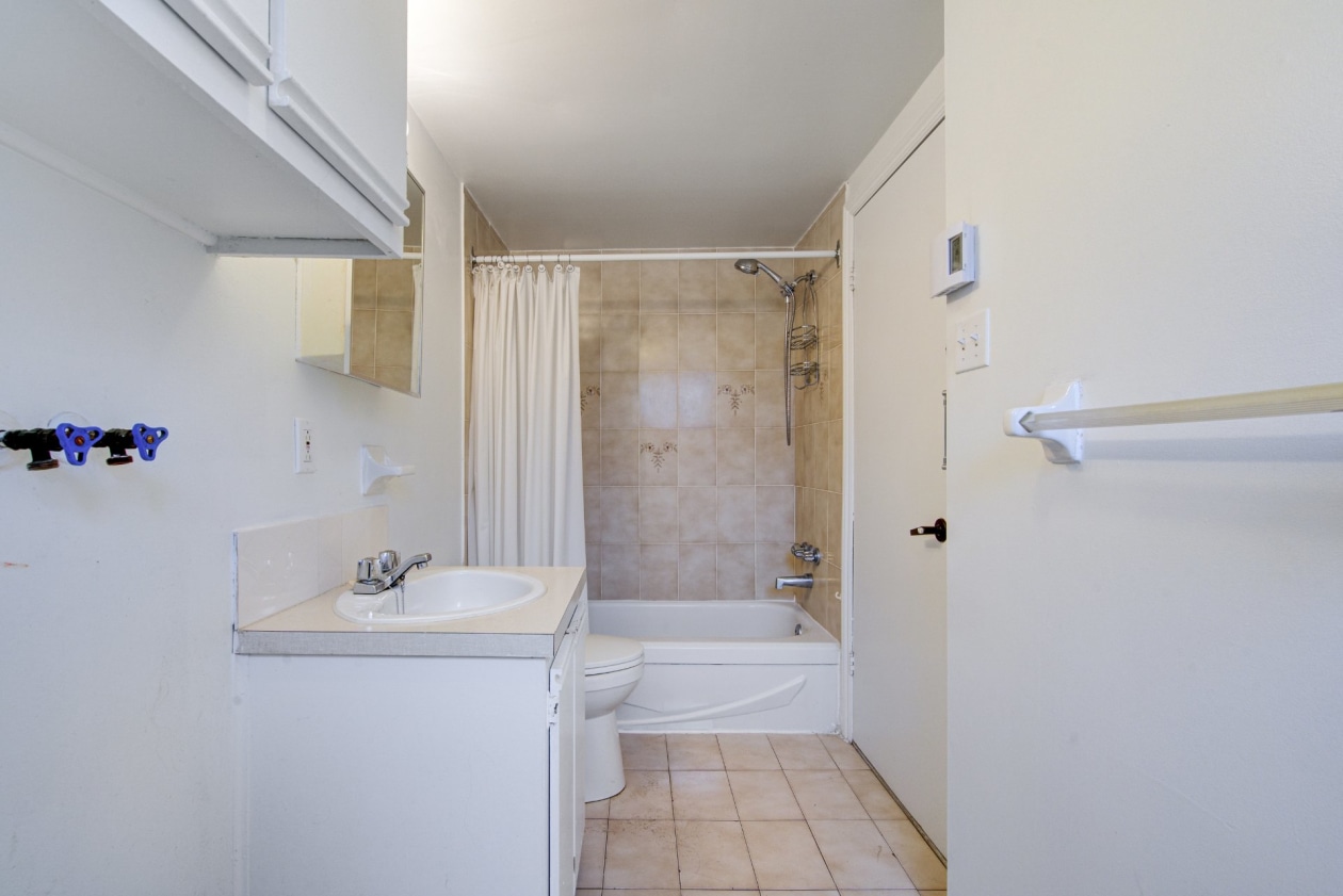 Salle de bains — 2221 - 2227, Rue Panet, Montréal (Ville-Marie), H2L3A4, Montréal (Ville-Marie)