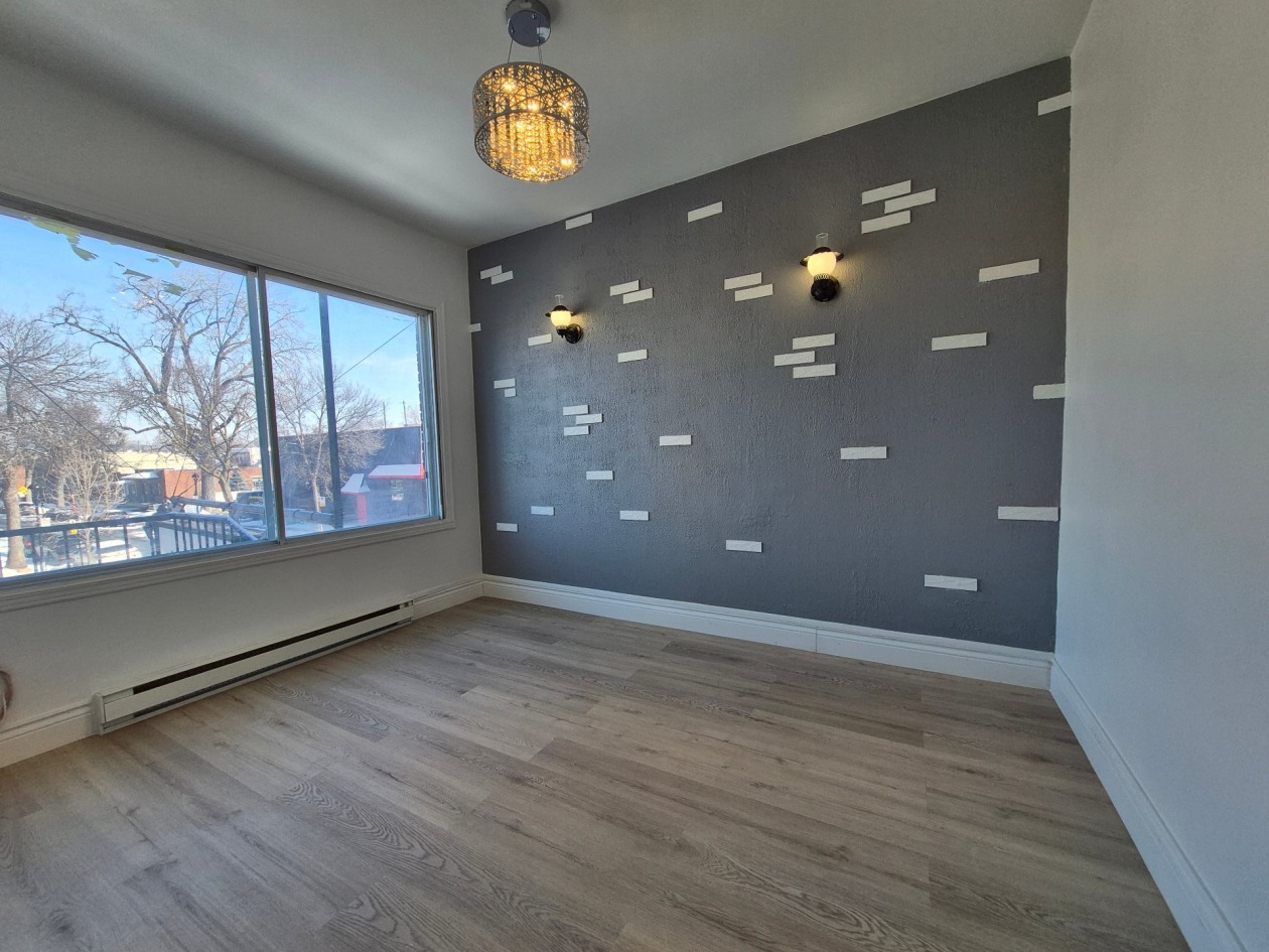 Salon — 2902, Rue Allard, Montréal (Le Sud-Ouest), H4E2M3, Montréal (Le Sud-Ouest)