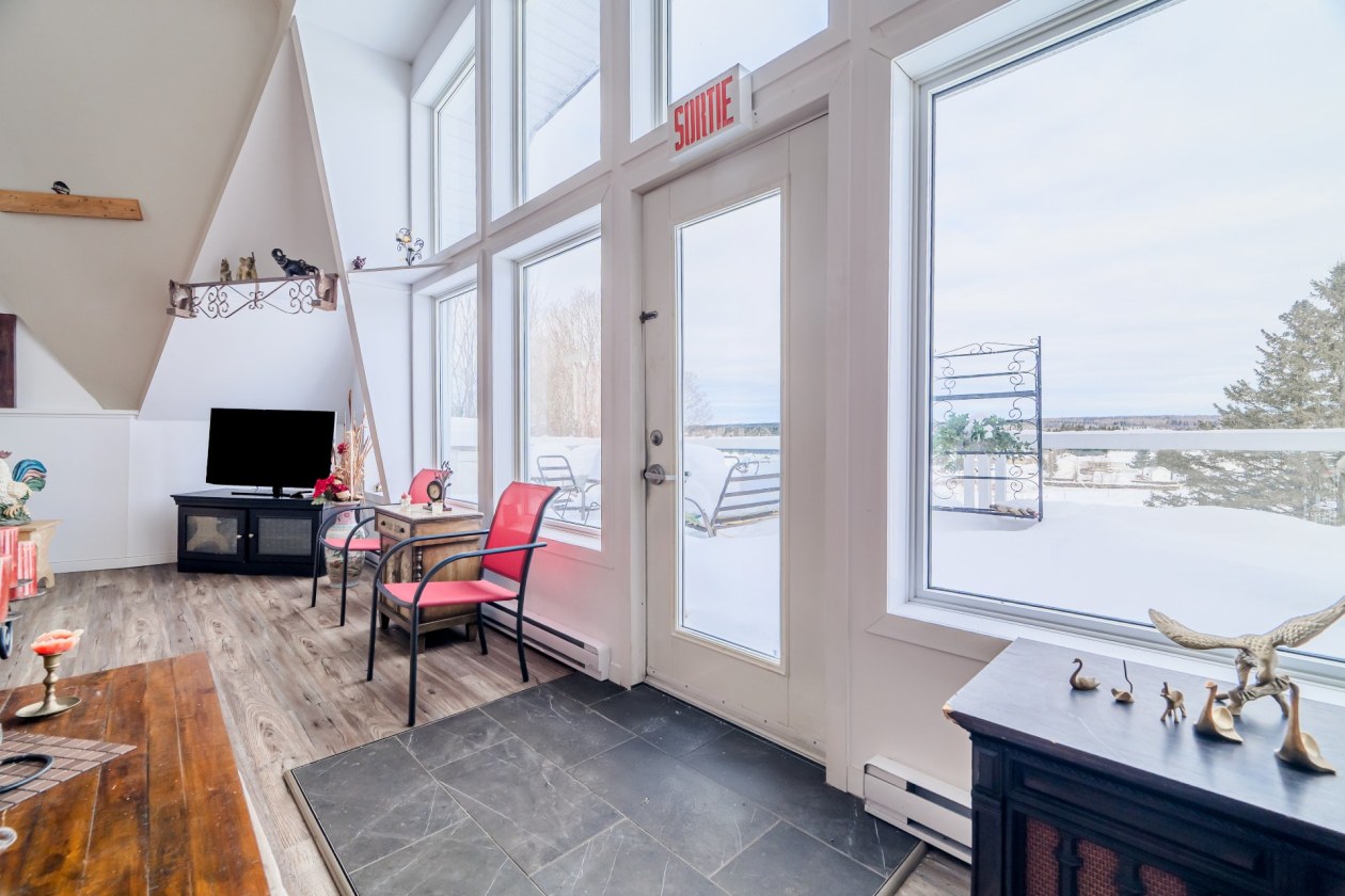 Salon — 2, Rue Ste-Marie, Saint-Jean-de-Dieu, G0L3M0, Saint-Jean-de-Dieu