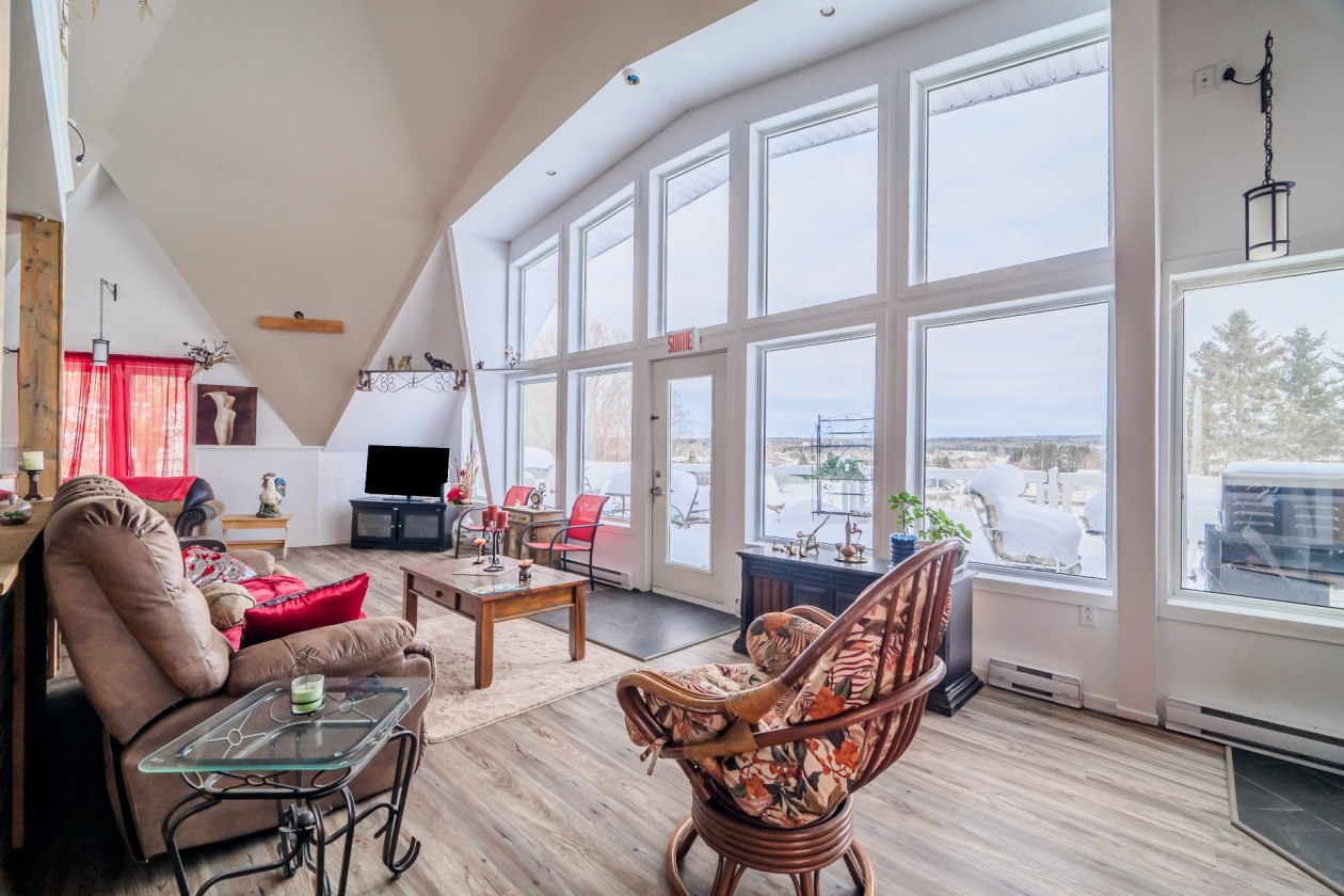 Salon — 2, Rue Ste-Marie, Saint-Jean-de-Dieu, G0L3M0, Saint-Jean-de-Dieu