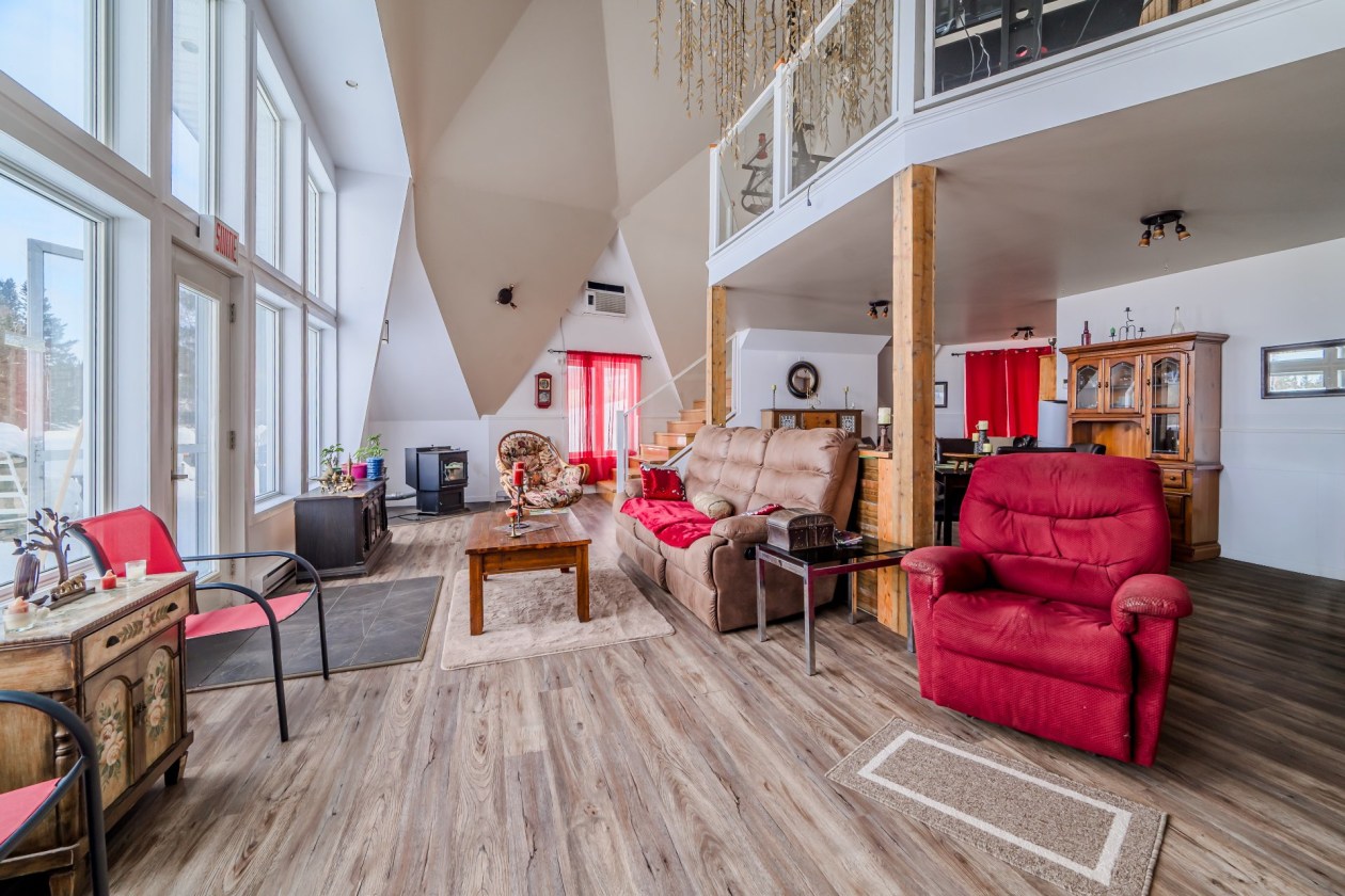 Salon — 2, Rue Ste-Marie, Saint-Jean-de-Dieu, G0L3M0, Saint-Jean-de-Dieu
