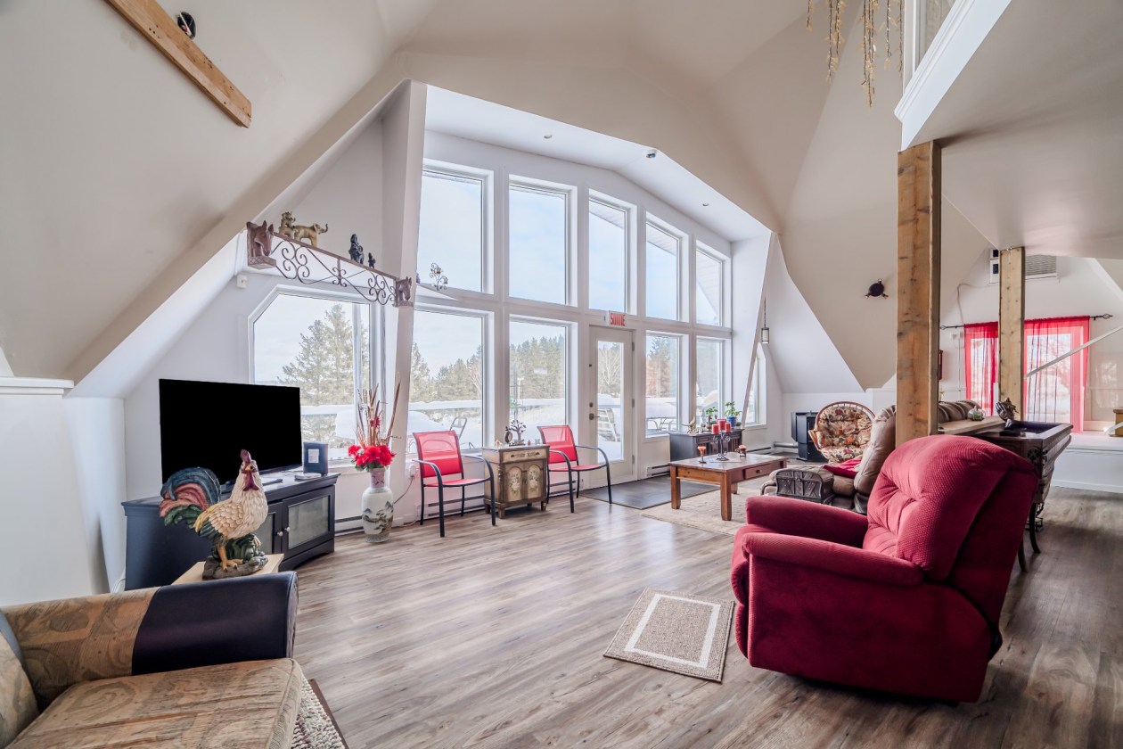 Salon — 2, Rue Ste-Marie, Saint-Jean-de-Dieu, G0L3M0, Saint-Jean-de-Dieu