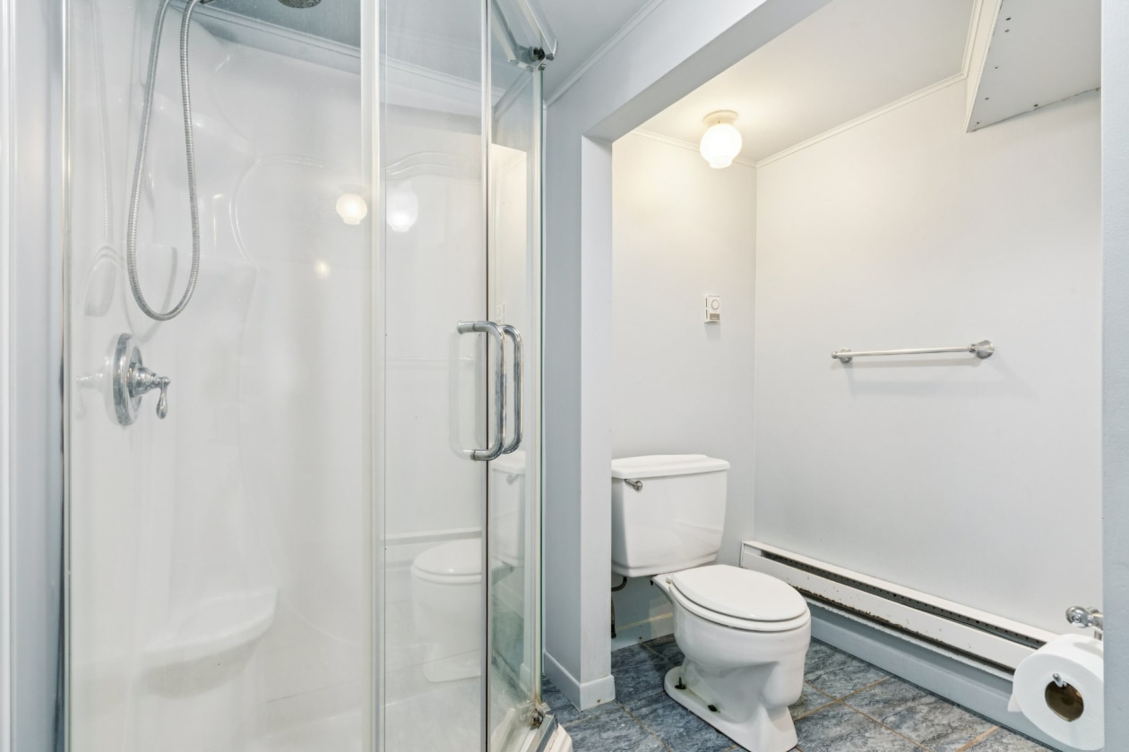 Salle de bains — 1799A, Rue Delorme, Laval (Vimont), H7M2W4, Laval (Vimont)