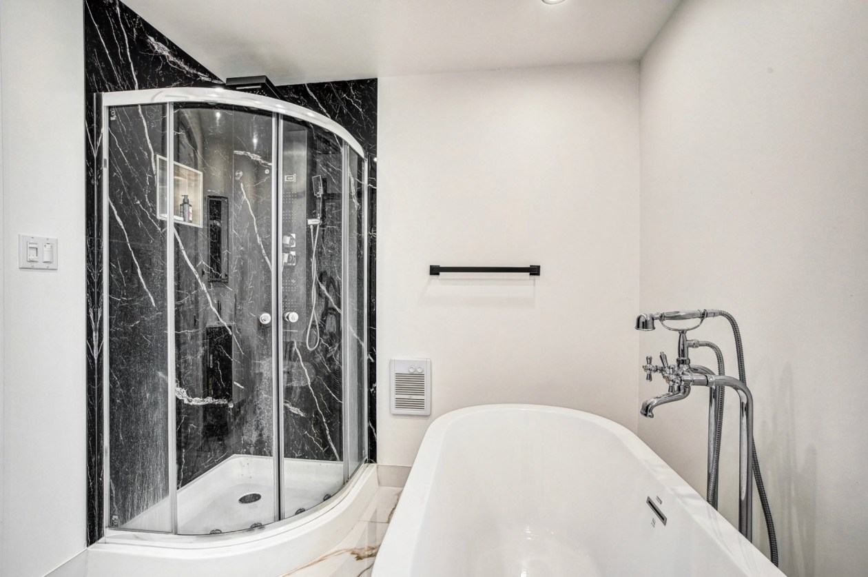 Salle de bains — 785, 2e Avenue, Montréal (Lachine), H8S2T5, Montréal (Lachine)